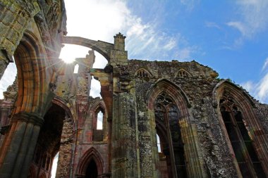 İskoçya 'daki Melrose Abbey. Güneşin aydınlattığı bir harabe
