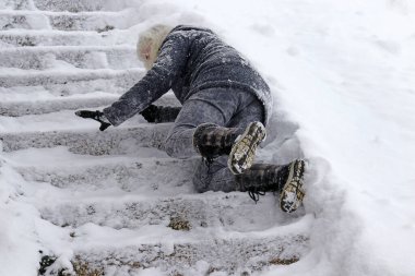 Karla kaplı merdivenlerde bir kadın kaydı ve düştü.