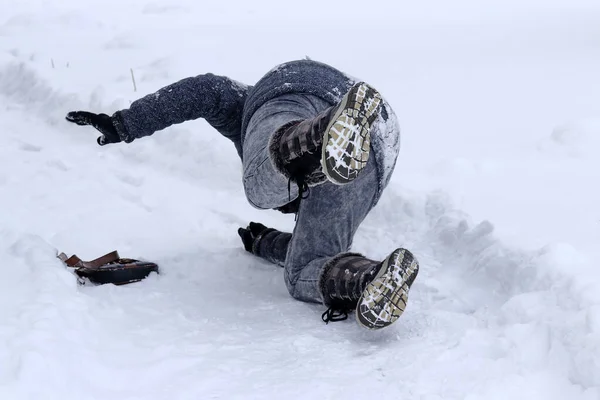 Una Mujer Resbala Una Acera Cubierta Nieve —  Fotos de Stock