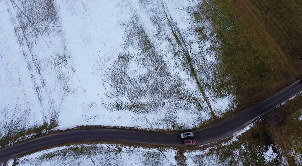 Κηφήνας Φωτογραφία Δύο Αυτοκινήτων Που Περνούν Χειμώνα Στενό Δρόμο — Φωτογραφία Αρχείου