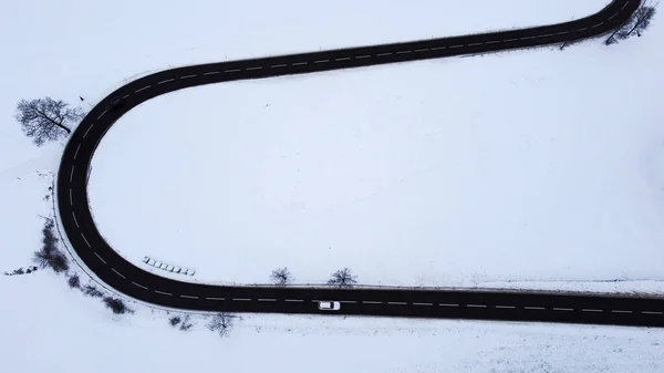 Αεροπλάνο Drone Της Οδικής Καμπύλης Κινούμενο Αυτοκίνητο Χειμώνα — Φωτογραφία Αρχείου