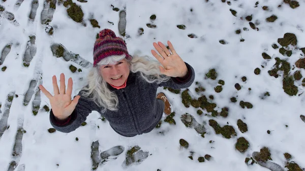 Neergeschoten Met Een Drone Een Vrouw Zwaait Richting Van Lucht — Stockfoto