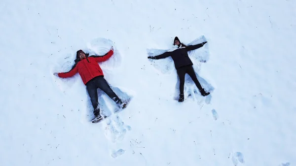 Drone Tiro Uma Mulher Homem Fazendo Anjo Neve Deitado Chão — Fotografia de Stock