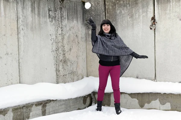 Una Mujer Divierte Invierno Lanza Una Bola Nieve — Foto de Stock