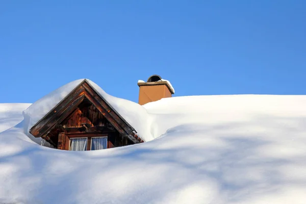 Mycket Snö Ett Tak Ett Snöigt Hustak Med Takfönster — Stockfoto