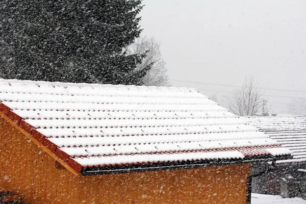 冬季有雨水和排水管的木制屋顶 — 图库照片