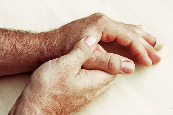 Yaşlı Bir Adamın Ellerinde Parmaklarında Ağrı Vardır — Stok fotoğraf