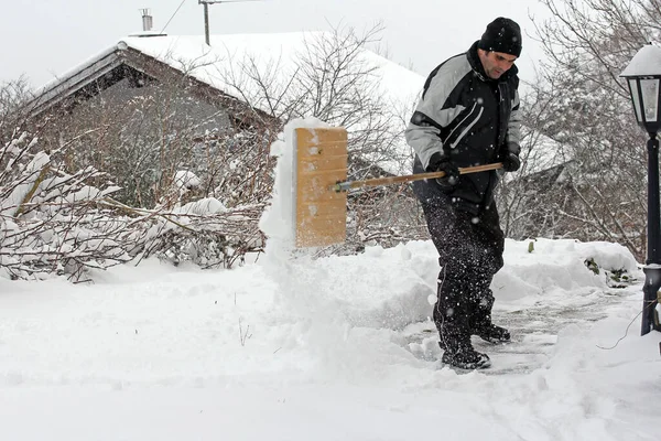 Man Rensar Snö Vintern Från Gångstig — Stockfoto