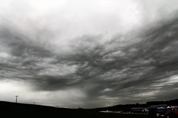 Dunkle Gewitterwolken Herbst Können Schnee Oder Hagel Bringen Gewitterwolken Himmel — Stockfoto