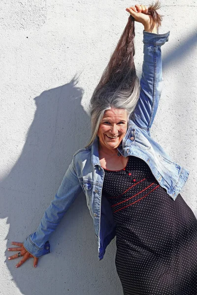 Una Mujer Mayor Riendo Estira Pelo Gris Muy Largo Hacia — Foto de Stock