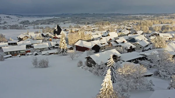 Flygdrönare Skott Liten Stad Bayern Med Snö Kvällssolen — Stockfoto