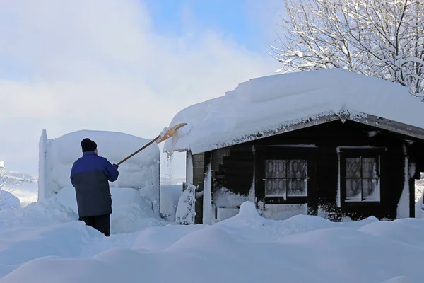 Man Skyfflar Hög Tung Snö Från Taket Trä Hydda — Stockfoto