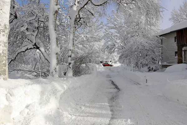 Auf Einer Straße Einer Bayerischen Kleinstadt Liegt Winter Viel Schnee — Stockfoto