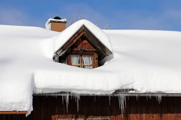 Telhado Com Muita Neve Icicles Uma Antiga Quinta Baviera — Fotografia de Stock