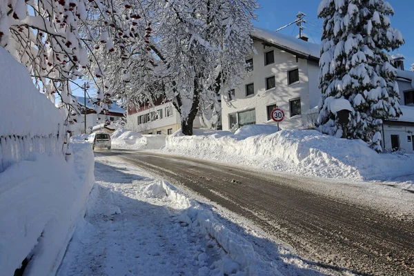 Gladde Sneeuw Winter Een Straat Een Klein Stadje Beieren — Stockfoto