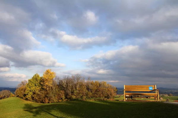 Podzimní Panorama Velkou Dřevěnou Lavicí Allgaeu — Stock fotografie