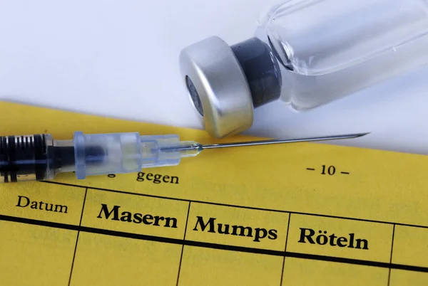 Vaccinatie Tegen Mazelen Bof Rodehond Met Vaccinatiekaart Spuit Vaccin — Stockfoto