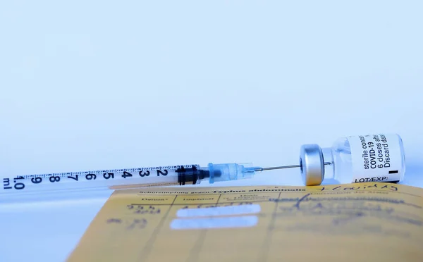 Corona Covid Vaccinatie Met Vaccinatiekaart Injectiespuit Vaccinatiefles — Stockfoto