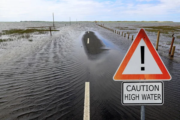 Dikkat! Tamamen sular altında kalmış bir yol uyarısı