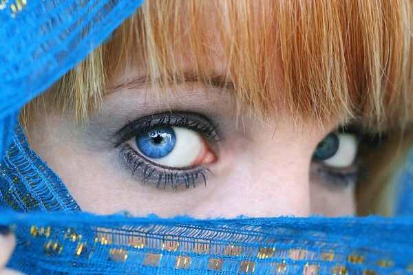 Une Jeune Femme Blonde Aux Yeux Bleus Voile Bleu — Photo