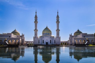 Bulgar ve Beyaz Cami suya yansıdı