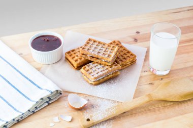 Süt bardağı ve waffle masada. 