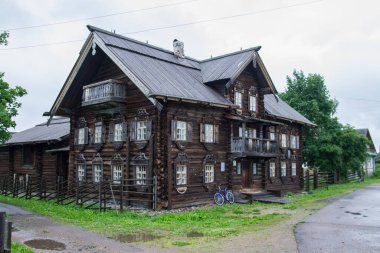 Shyoltozero köyündeki eski ahşap ev.