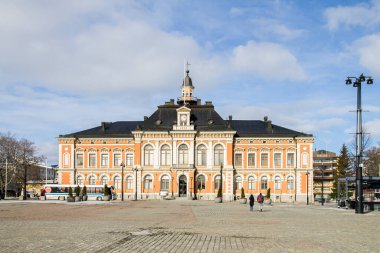 Kuopio şehrinin ana meydanındaki belediye binası.