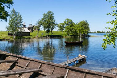 Güneşli bir günde Karelia 'daki Kizhi Adası' ndaki Onego Gölü 'nün eski kilise, papaz ve limanına güzel bir manzara.