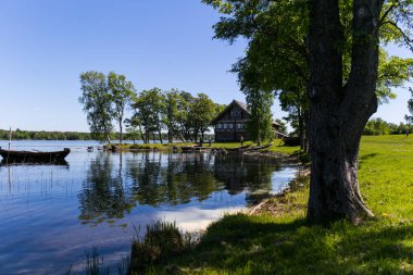 Güneşli bir günde, Karelia 'daki Kizhi Adası' ndaki Onego Gölü 'nün güzel manzarası eski ev, papaz ve limanı.
