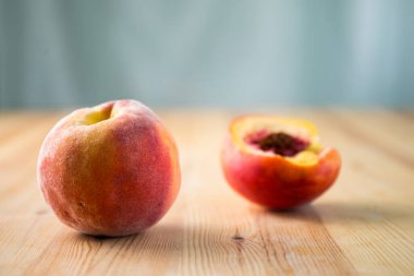 Ahşap masada iki şeftali