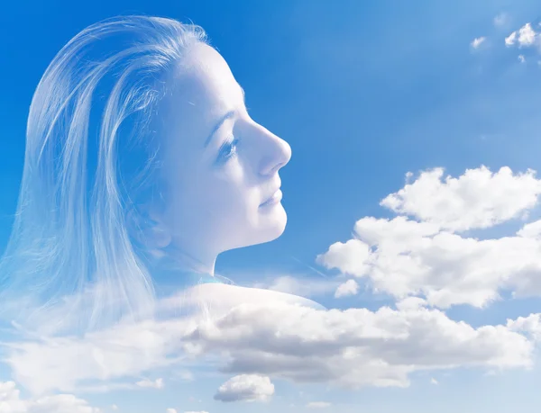 Retrato abstracto de una joven mujer contra el cielo — Foto de Stock