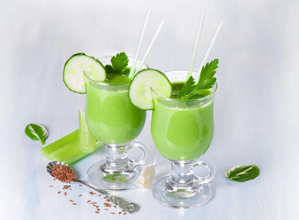 Delicious vegetable smoothie from green vegetables — Stock Photo, Image