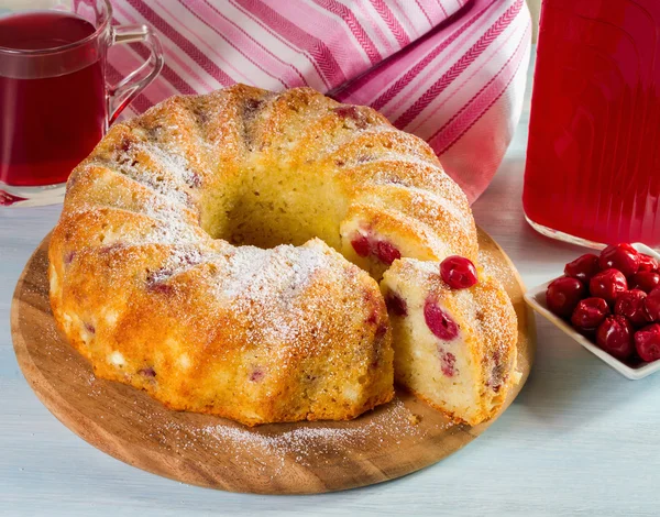 Kuchen mit Kirschen Nahaufnahme auf dem Tisch — Stockfoto