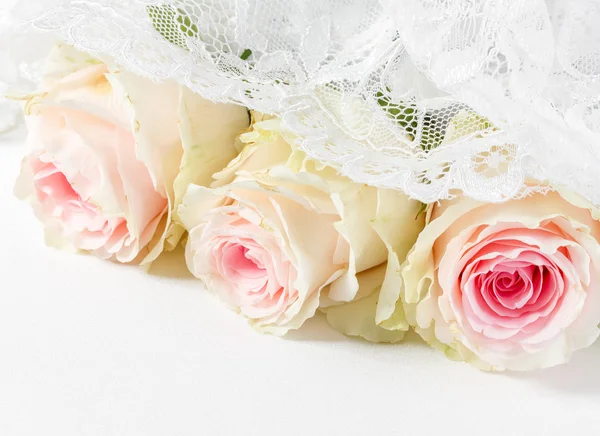 Bröllop bakgrund med rosor och spets — Stockfoto