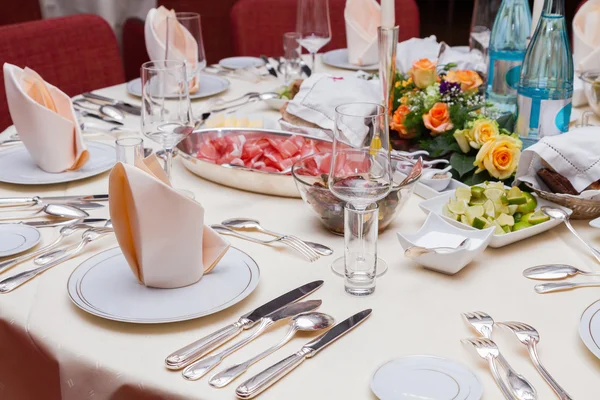 Served table in a German restaurant — Stock Photo, Image