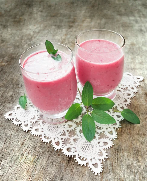 Batidos dietéticos de bayas rojas y menta — Foto de Stock