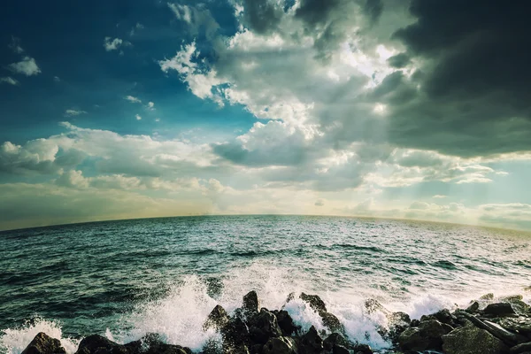 Solnedgång vid havet. Abstrakt, stiliserade bild — Stockfoto