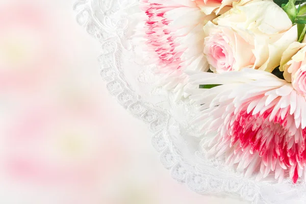 Bröllop bakgrund med rosor, chrysantemums och spetsar — Stockfoto