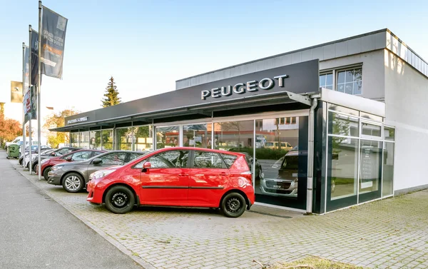 Baden-Baden, Tyskland-2 maj: Kontoret av officiell återförsäljare Peugeot. — Stockfoto