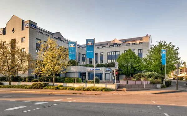 BADEN-BADEN, ALEMANIA - 2 DE MAYO: Moderna fachada de edificio con logo o — Foto de Stock