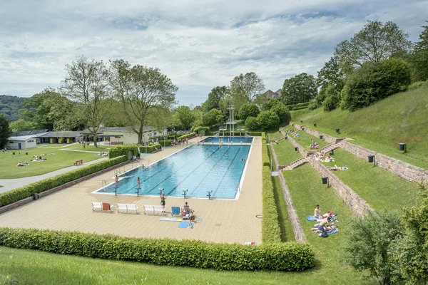 Baden-Baden, Duitsland-22 mei 2016: Zomerzwembad in Ba — Stockfoto