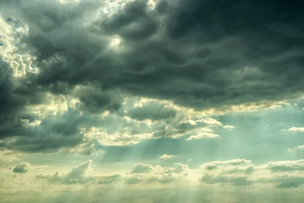 De stralen van de zon op de dramatische hemel, natuurlijke achtergrond. — Stockfoto