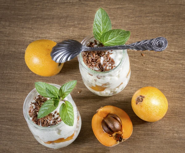 Färsk yoghurt med mispel och linfrö på rustika bakgrund. Topp — Stockfoto
