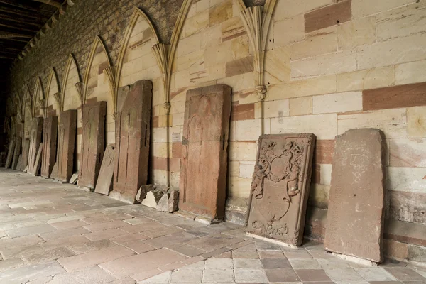 12-15 세기의 베네딕토 회 수도원의 묘비. Wiss — 스톡 사진