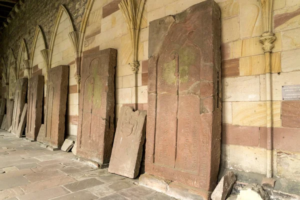 Grafstenen van het Benedictinarum klooster van 12-15 eeuw. Lacelle — Stockfoto