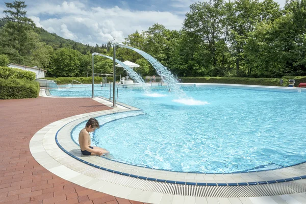 Portrait adolescent garçon dans une piscine — Photo