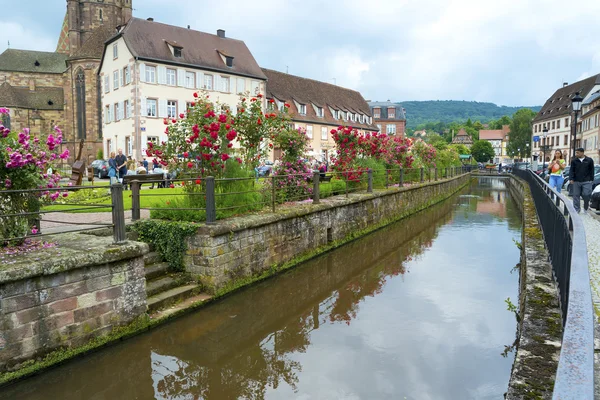 WISSEMBOURG, ALSACE, FRANCIA - 12 de junio de 2016: Centro Histórico de — Foto de Stock