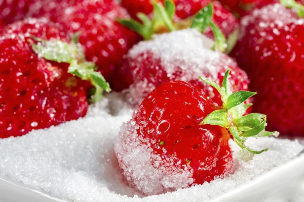 Zralé jahody v detailním cukru — Stock fotografie