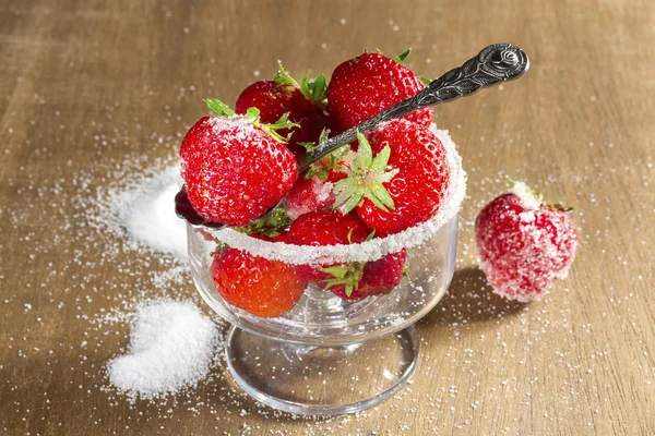 Ώριμα φράουλα σε ζάχαρη closeup — Φωτογραφία Αρχείου